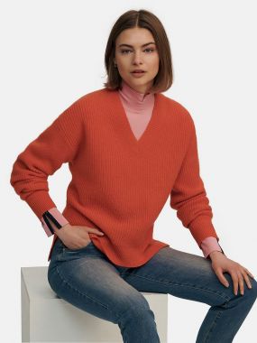Пуловер с треугольным вырезом и чуть спущенными плечами