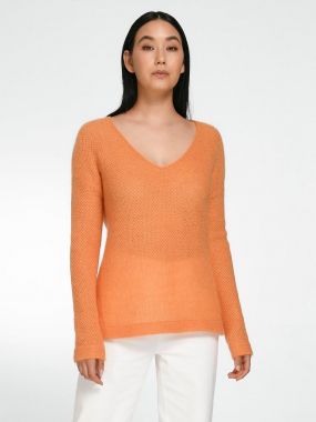 Пуловер с треугольным вырезом